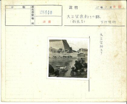 河边人与天鹅古建筑风景.jpg