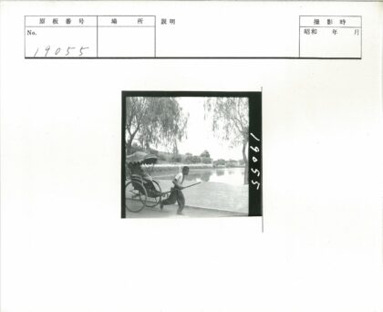 河边人力车与传统建筑风景.jpg