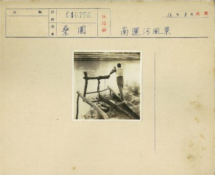 河边人工水井汲水场景.jpg