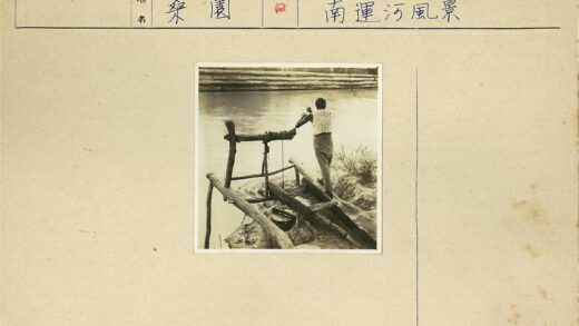 河边人工水井汲水场景.jpg