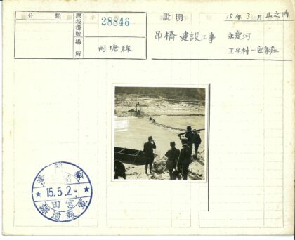 河边人群与临时桥梁建设.jpg