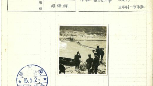 河边人群与临时桥梁建设.jpg