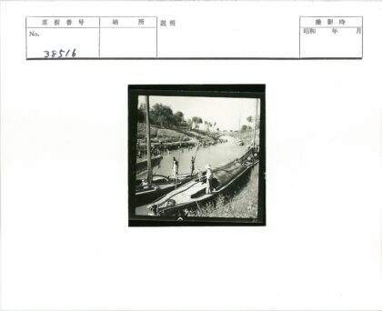 河边人群与山坡树林.jpg
