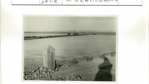 河边人群与木桥景色.jpg
