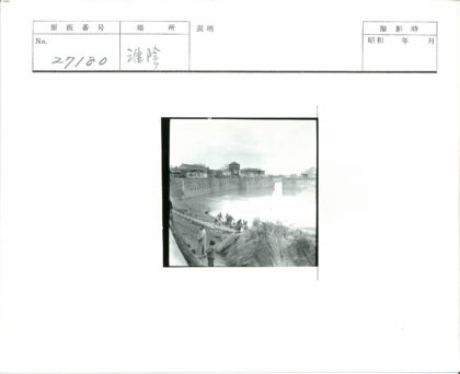 河边人群与石墙建筑.jpg