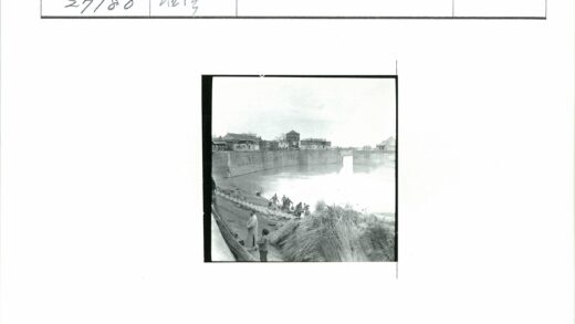 河边人群与石墙建筑.jpg
