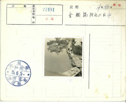 河边人群与船只木栅栏景.jpg