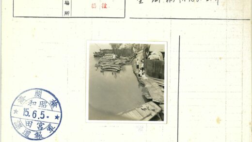 河边人群与船只木栅栏景.jpg