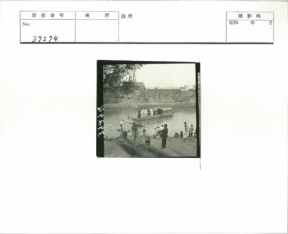 河边人群与船只活动场景.jpg