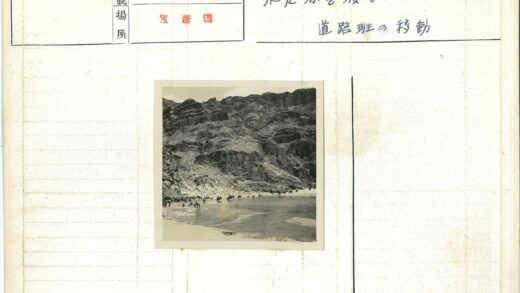 河边人群与马岩石山风景.jpg