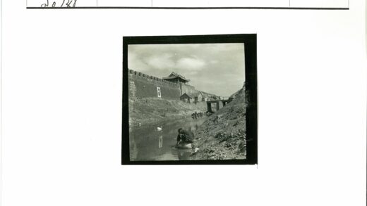 河边人群与高墙桥景.jpg