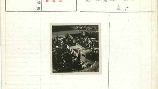 河边人群聚集卡车旁岩石背景.jpg