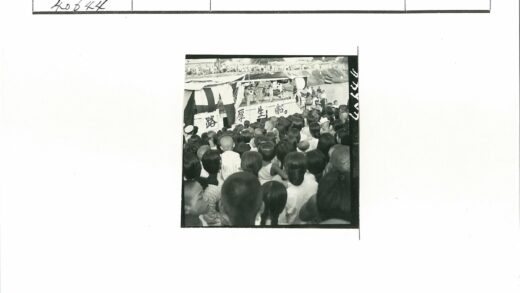 河边人群观看装饰船活动.jpg