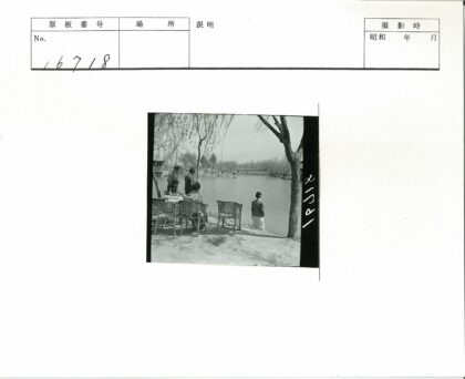 河边休闲时光与船只.jpg