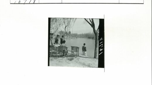 河边休闲时光与船只.jpg
