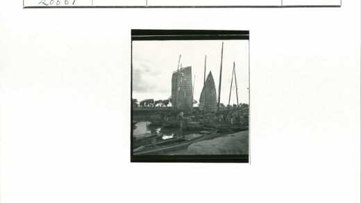 河边传统帆船多云天空景色.jpg
