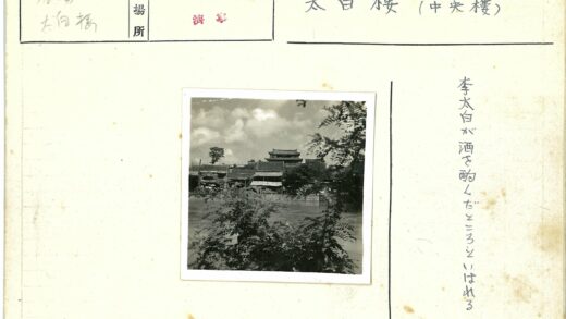 河边传统建筑与绿植景色.jpg