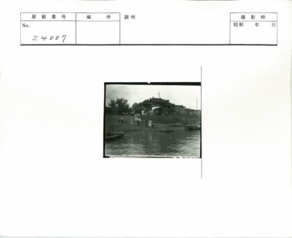 河边传统建筑与行人.jpg