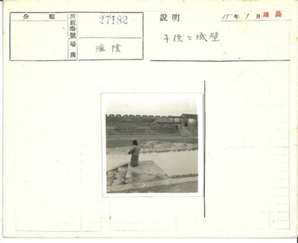 河边传统服饰持石人.jpg