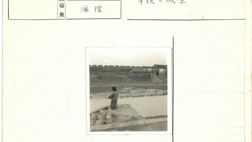 河边传统服饰持石人.jpg