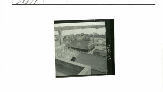 河边传统瓦顶建筑风景.jpg