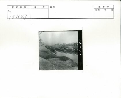 河边停船与乡村景色.jpg