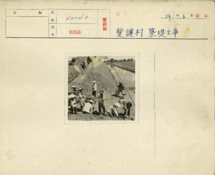 河边农田集体劳动场景.jpg