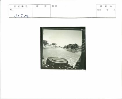 河边农舍与干草堆景色.jpg