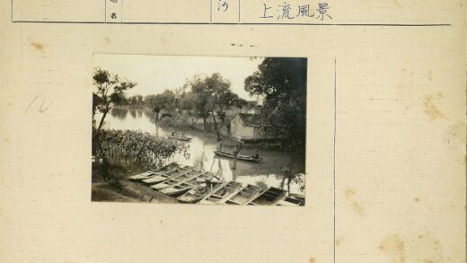 河边划艇与绿树小房景色.jpg