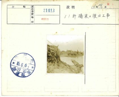 河边劳动人群与工具.jpg