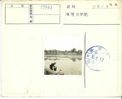 河边取水的浮冰与建筑.jpg