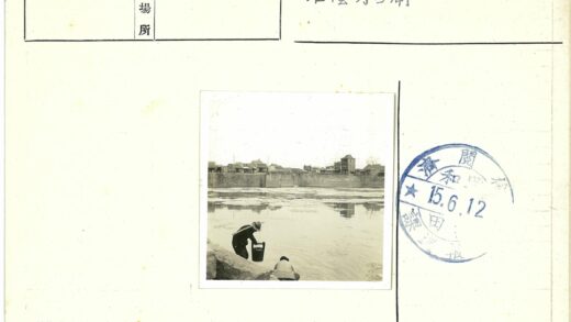 河边取水的浮冰与建筑.jpg