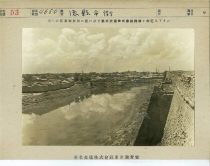 河边古墙与多云倒影风光.jpg
