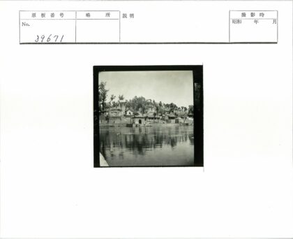河边古建倒影风光.jpg