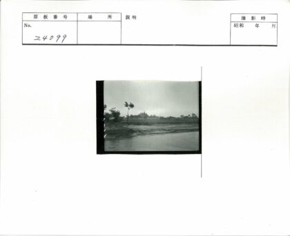 河边古建筑与多云天空景色.jpg