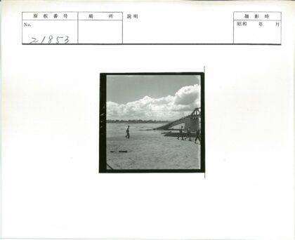 河边四人行走阴天建筑旁.jpg