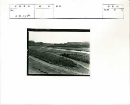河边土路人马行山丘梯田景.jpg
