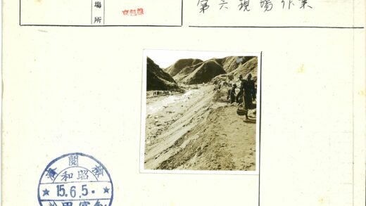 河边土路行人远山背景.jpg