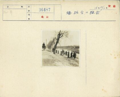 河边土路骑马与人群背景.jpg