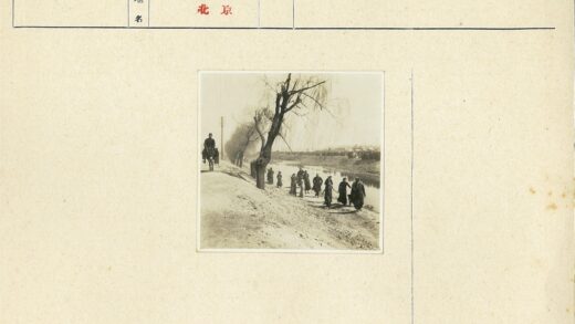 河边土路骑马与人群背景.jpg