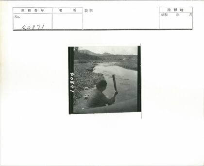 河边垂钓者与远山行人.jpg