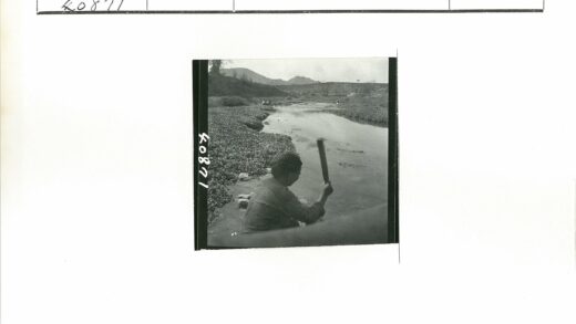 河边垂钓者与远山行人.jpg