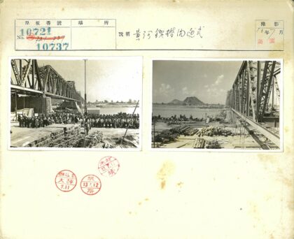 河边大型钢桥施工现场.jpg