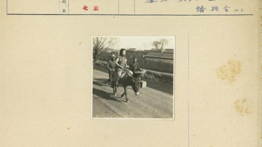 河边女人骑驴与两男子同行.jpg