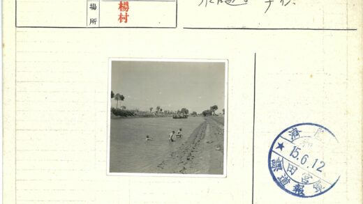 河边孩童嬉戏晴空船影.jpg