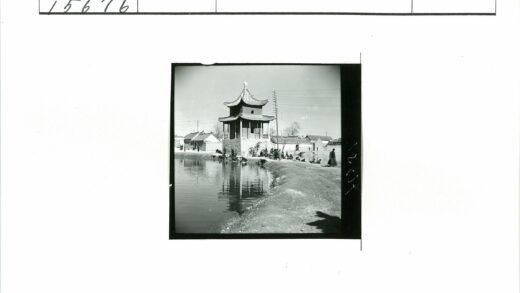 河边宝塔与民居风光.jpg