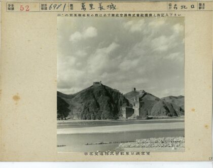 河边小山墙与多云天空.jpg