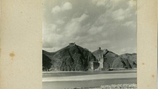 河边小山墙与多云天空.jpg