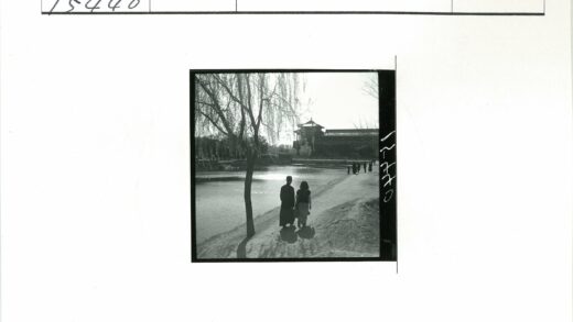 河边小路上的夫妇与古建筑.jpg