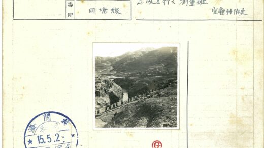 河边小路与岩石山脉风景.jpg